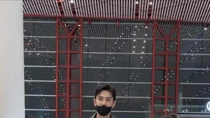 李琳夫妻机场手牵手秀恩爱，经超高大帅气像男模，姐弟恋差距明显