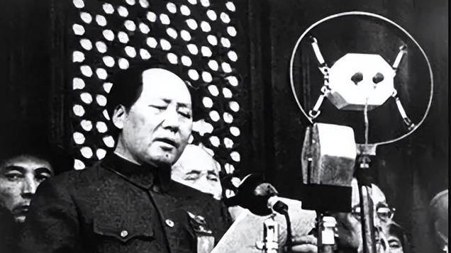 你的家乡还有教员雕像吗？面对记者相关提问，邓公又是如何回答的