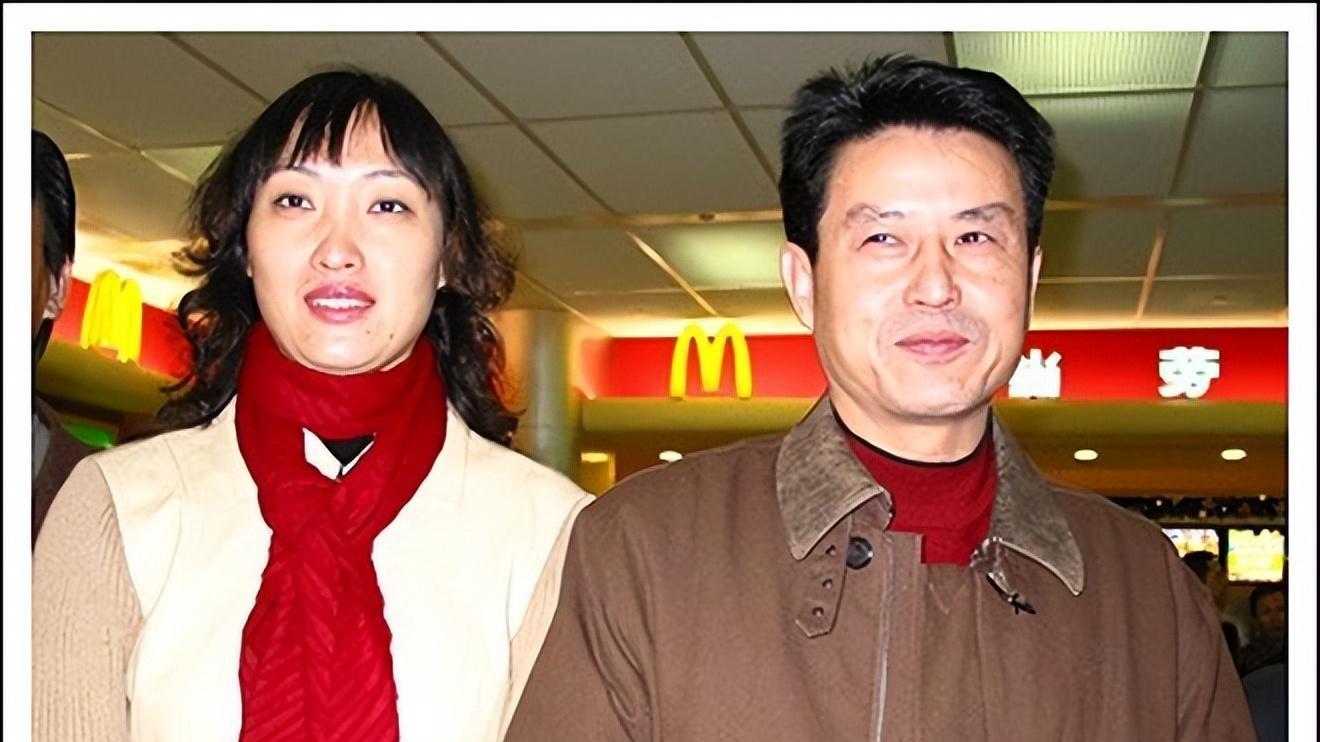 陈忠和现状：二婚娶女排弟子作为妻子，现在已退休带妻子回归家庭