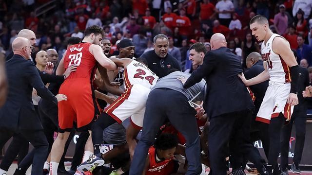 热火前锋轰18+7+6，1人顶4人！火箭队2阵进攻哑火，输在替补席？