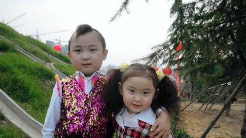 4岁登台2次上春晚，8岁却因病去世，永远的“春晚福娃”邓鸣贺