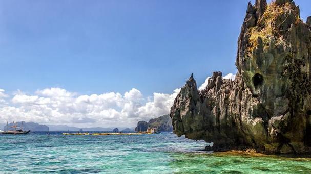 巴厘岛的这片沙滩, 拥有天堂般的景致, 非常适合在这里拍摄婚纱照