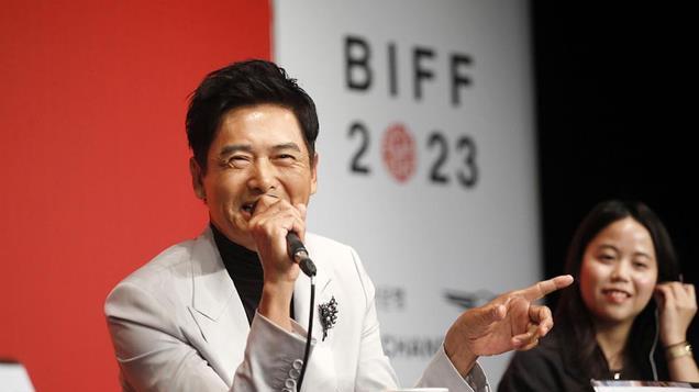 56亿身家的周润发再做善事，办个人展捐出收入，曾拍出297万天价