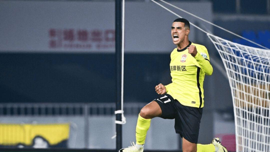 青岛西海岸客场3比0轻取南通，阿兰再展神威！