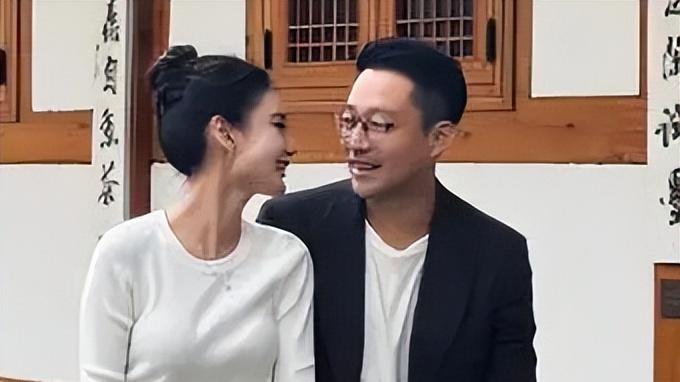 马筱梅低调了，原来还是个才女，秀书法有模有样，真给汪小菲长脸