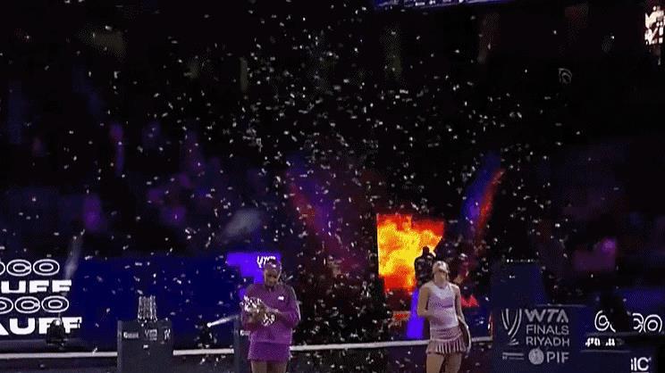 伸手接礼花的那一瞬间让人泪目！你理解钦文心中的孤寂吗？