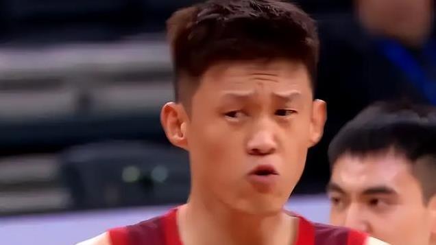 山西新外援故意垫脚！一箭双雕废掉深圳老大+主教练，这不是篮球
