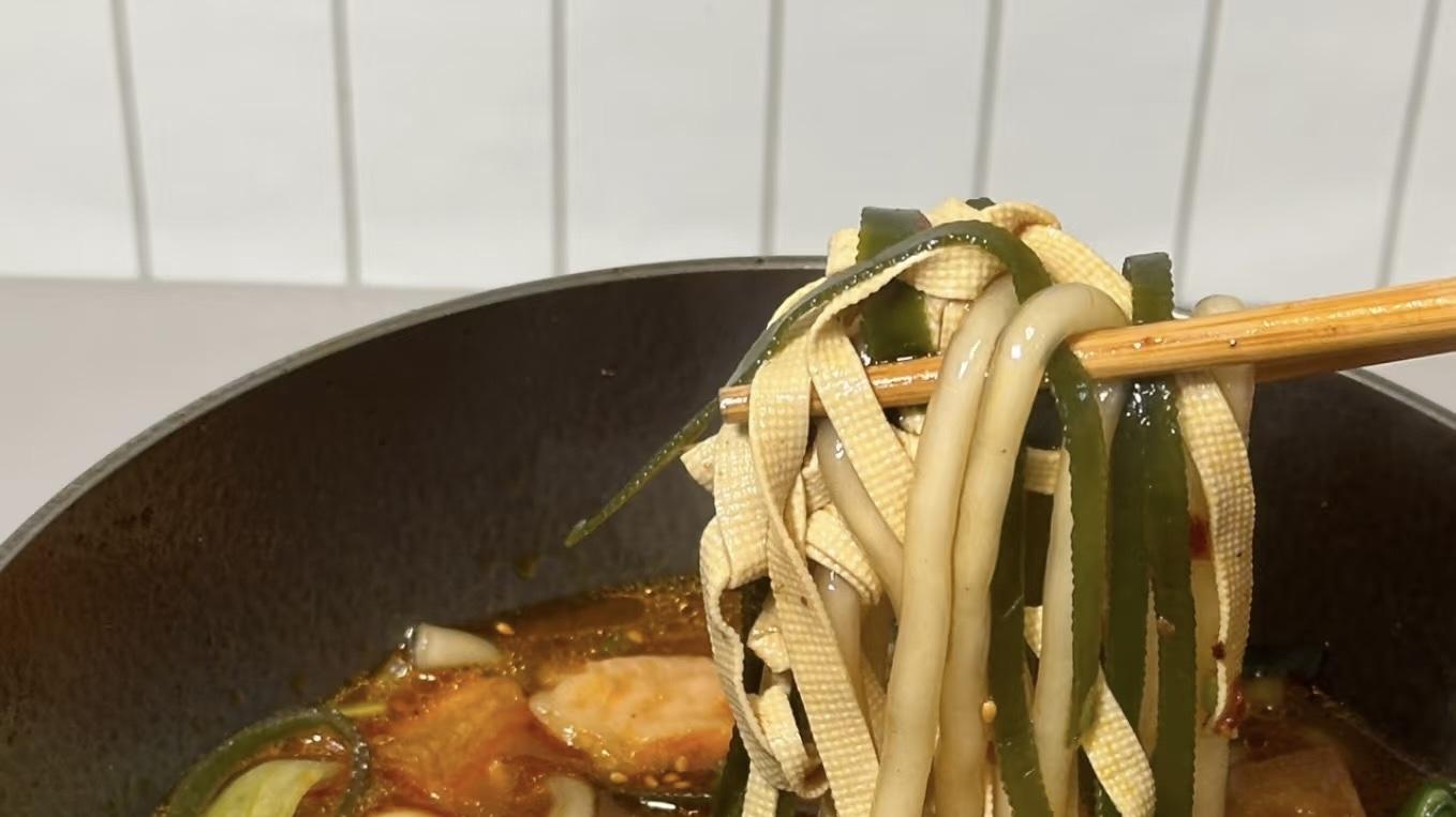 冬天来一碗这样的砂锅土豆粉真的爽死！