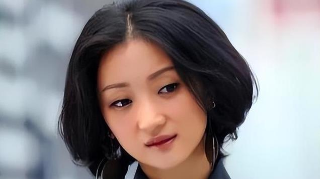 被嘲脸歪嘴斜的张瑶，32岁却嫁高富帅，孙楠成证婚人，44岁今如何