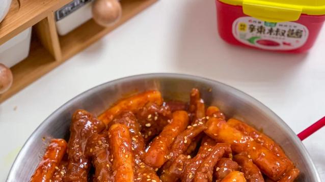 韩式美食新宠：辣鸡爪年糕，你准备好了吗？