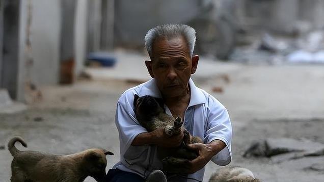 四川老汉身高不足1米，却结过4次婚，85岁再征婚，成功娶娇妻