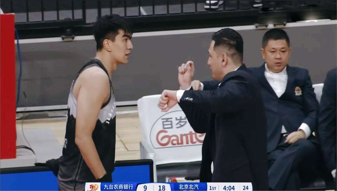爆冷！又伤核心，北京输得窝囊！CBA第1外援爆发，新外援首秀抢眼