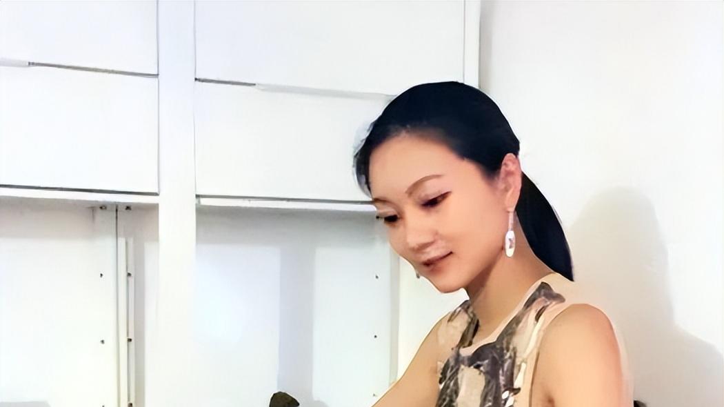 从辍学妈妈到导演夫人，19岁嫁给大31岁张艺谋，如今过得怎样？