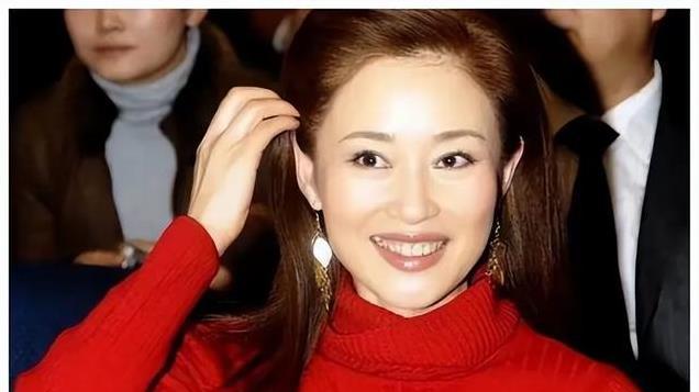 她25岁爆红，台上风情万种，台下守身如玉，如今58岁成肖战老板娘