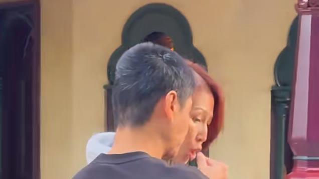 蔡少芬夫妇带娃游迪士尼，俩人瘦得干巴巴，张晋老太快头发都白了