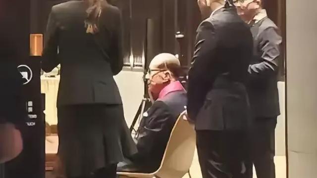 96岁李嘉诚会见知名女科学家，盛装打扮超兴奋，和周凯旋罕见合体