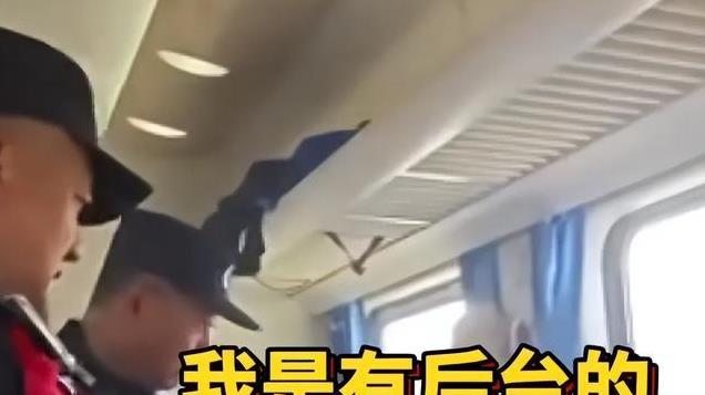 等着给我收尸！霸座女车上以死相逼，要挟袭警被带走，知情人爆料