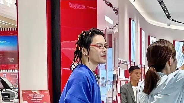 向佐“辣眼”女装出圈，女装带货销售额5000万，找到了流量密码？