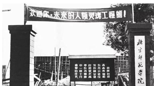 1984年，33岁刘源当了县长，王光美前往河南看望，一张珍贵的合影