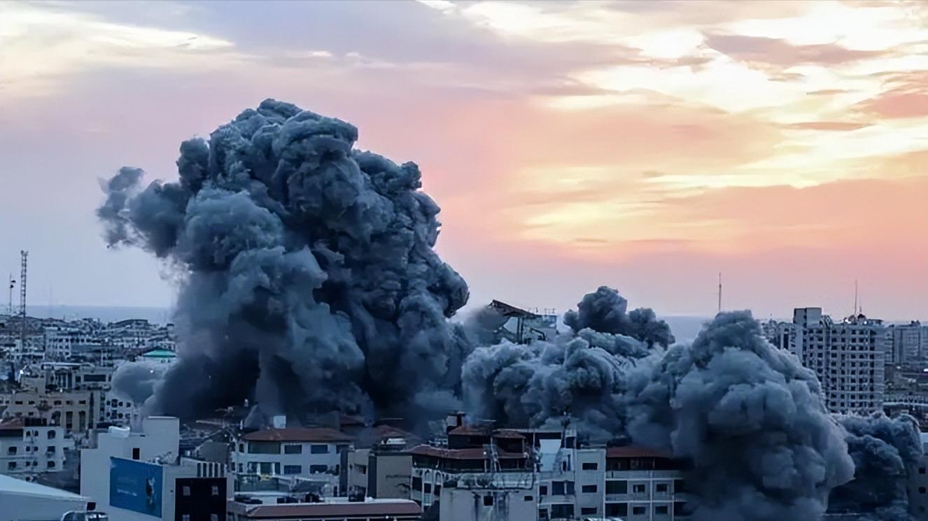 俄军苏-30SM超低空飞行，在黑海上空被便携防空导弹击落