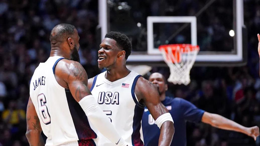 刚刚！！连得11分，詹姆斯又接管比赛，美国男篮第一人！！