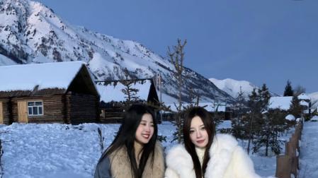 42岁李小璐餐厅被偶遇，短袄配白色紧身裤，身材很好略显羞涩