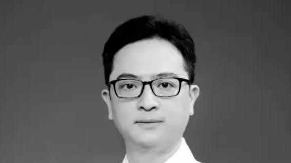 外科主任，路过人行横道，被车撞，抢救无效死亡