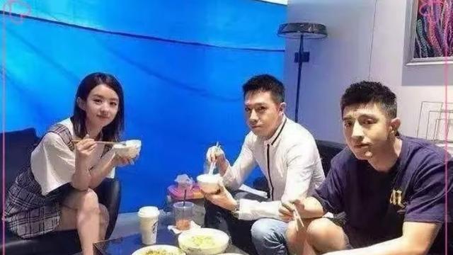 演员片场不拍戏的时候干啥？第一张忍住了，张铁林让人笑到肚子疼
