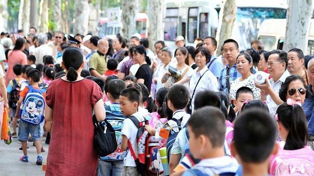家长被学校保安暴打后续：冲突原因曝光，校方回应，警方已介入！