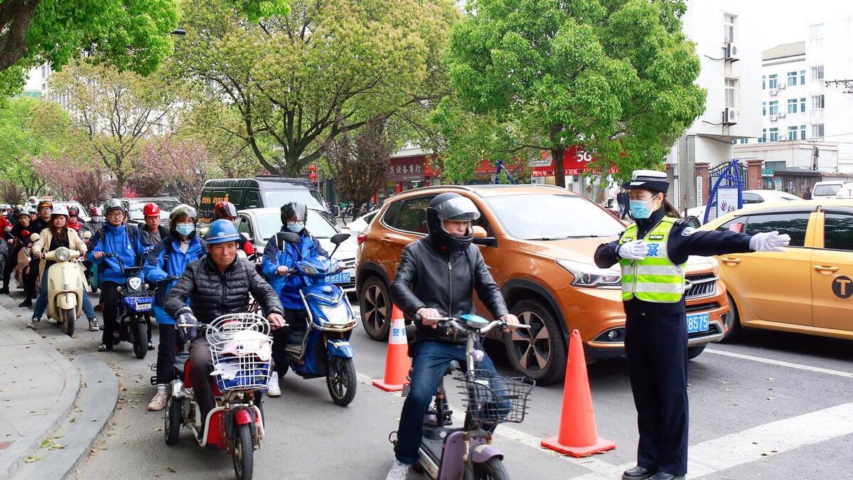 电动车有新政策，2025年1月执行，2种车型禁行，这些颜色牌照禁用