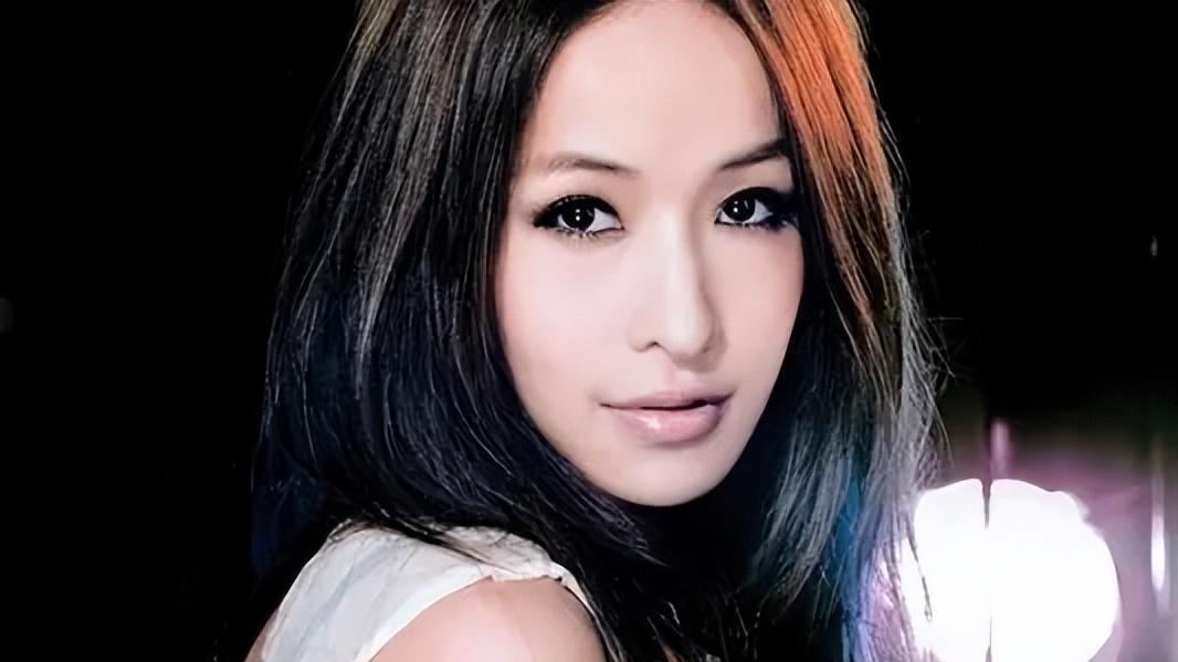 被称为“鲜肉收割机”的天后萧亚轩，如今43岁的她还是失手了