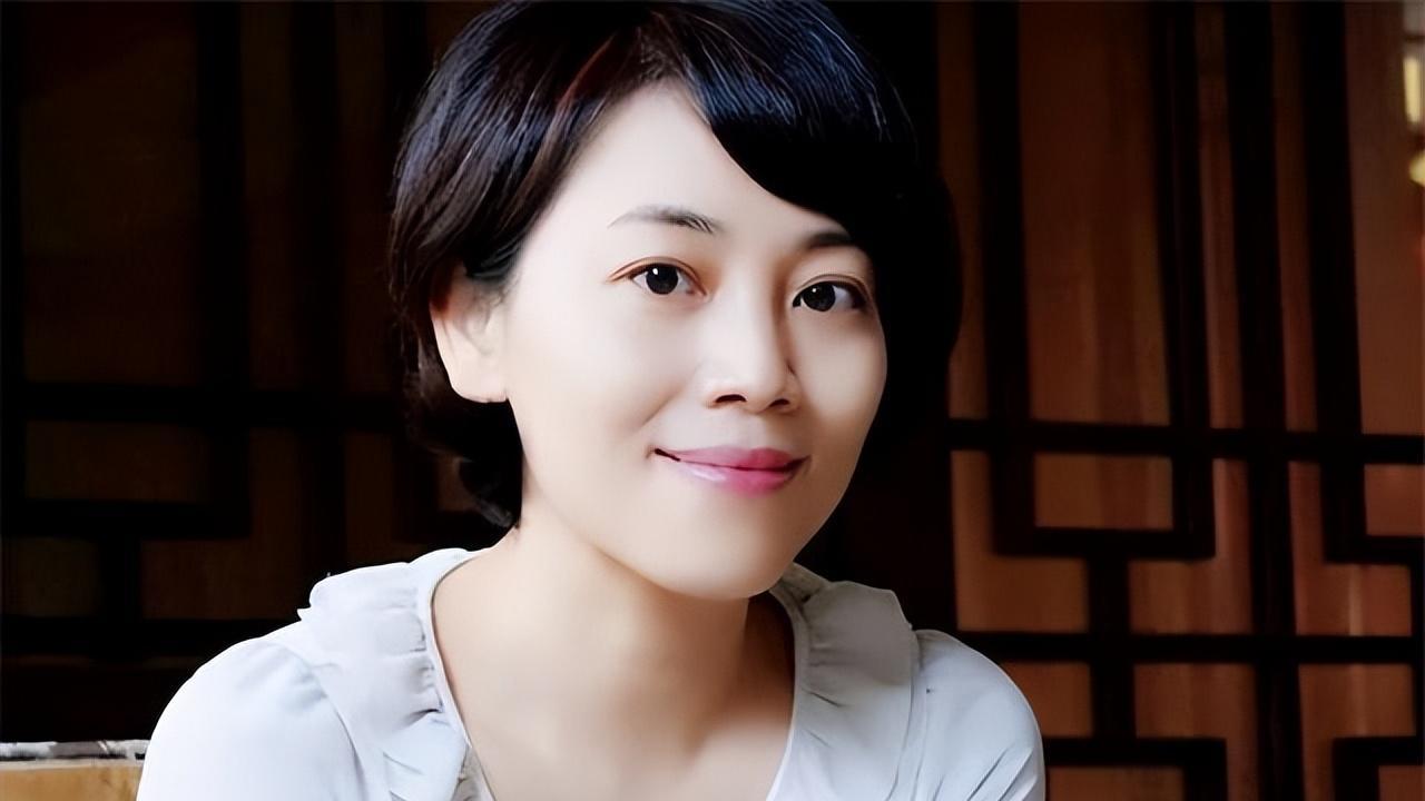 央视劳春燕：38岁挺孕肚主持 ，和丈夫分居16年，50岁美得像少女