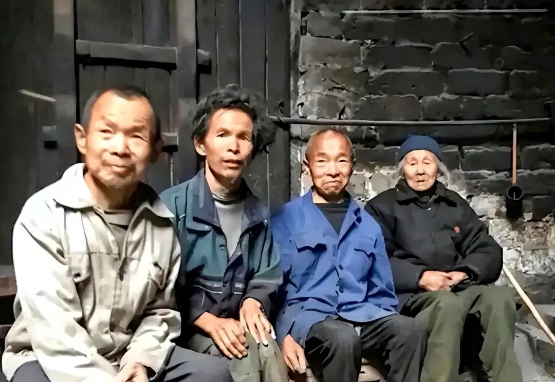 湖北母亲生下三个“傻儿子”，去世前为他们存了三大缸1000多斤粮食