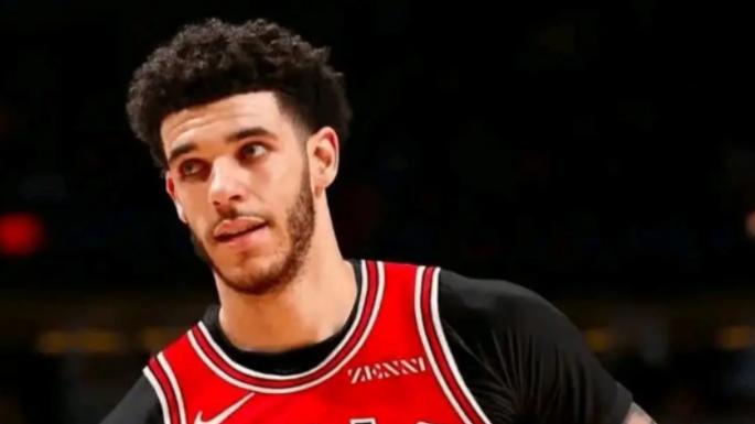 “球哥”鲍尔依旧被球队信任！拉文30+4率领公牛逆转灰熊