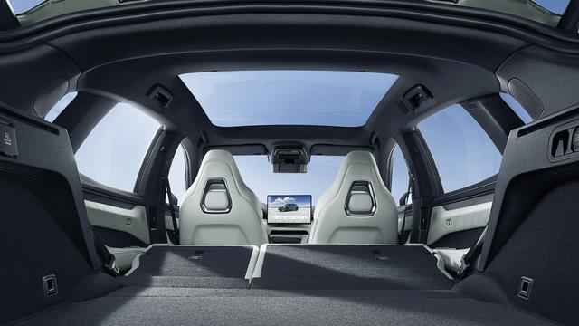 2025款极氪001对比阿维塔12：哪一款更适合年轻消费者的首购？