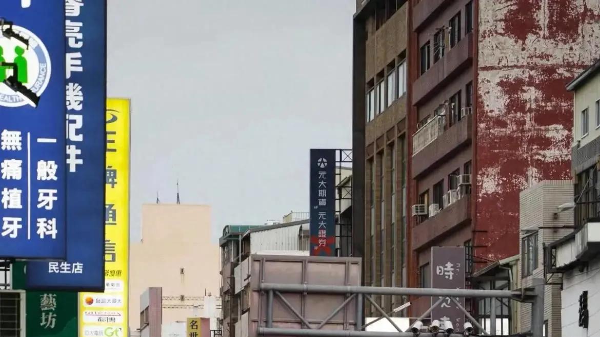 台湾人: 不知道自己是哪国人，物价是大陆几倍，高铁票只能排队买