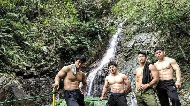 180运动员推特发白袜照，三十岁的正装腹肌爸爸想下海？