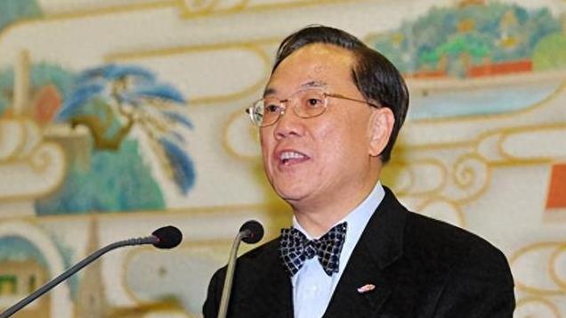 港人治港败类！曾被誉为“平民特首”，终究还是没能躲过糖衣炮弹