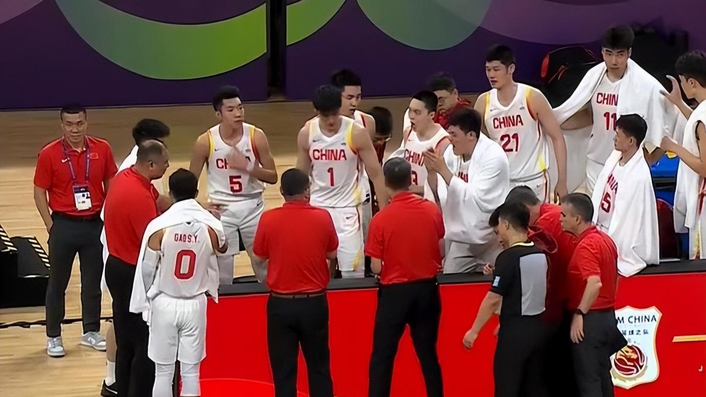 全新的中国男篮出击！半场领先18分，曾凡博连续暴扣砸筐，太帅