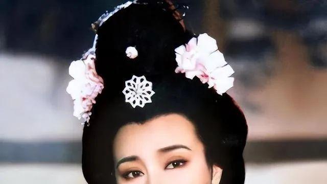 刘晓庆母亲：曾在暗杀名单上，刘晓庆离婚、入狱、负债、暴富，绕不开她的一句话