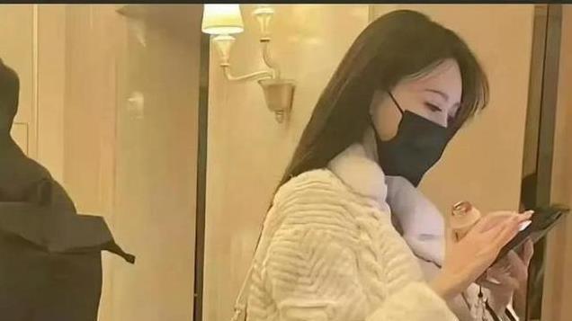 叶珂与黄晓明分手后首现身! 肚子高高隆起，怀疑和黄晓明没分手
