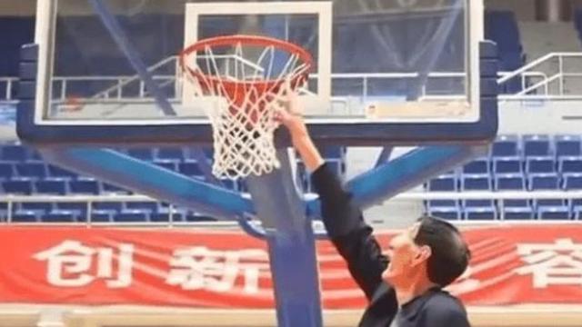 中国第一巨人鲍喜顺不听医生劝告非要生子，现在儿子长到多高