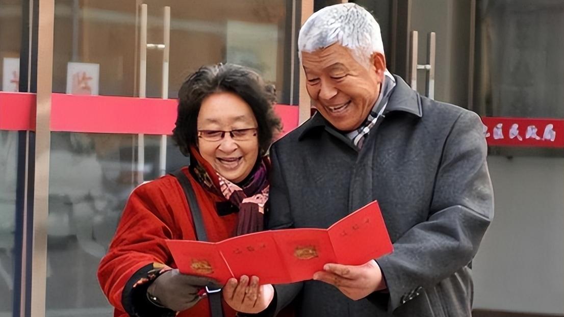 老戏骨张洪杰：照顾瘫痪妻子30年，被3个子女啃老，77岁还要工作