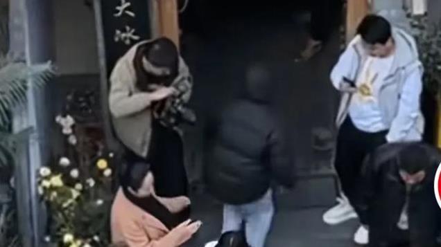 大冰发免费羽绒服被有钱人薅羊毛，终究抵不过人性的恶，评论炸锅