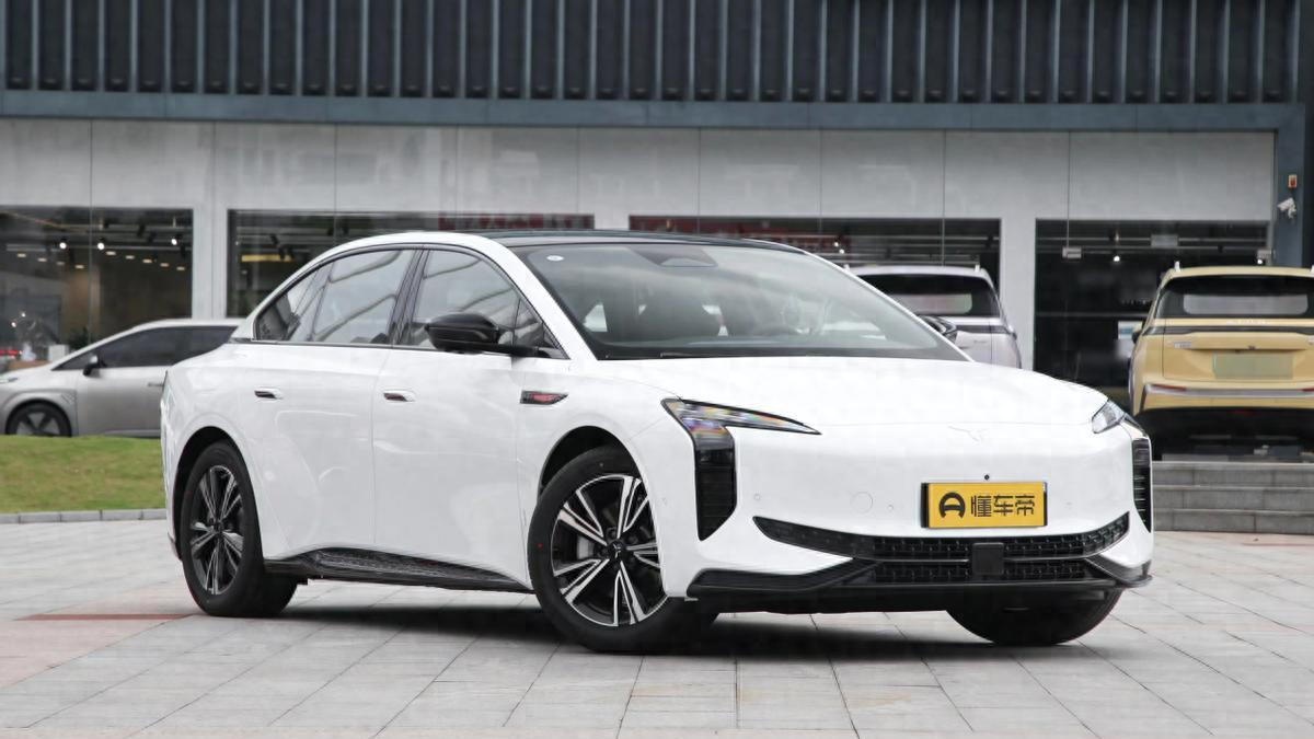 红旗EH7：续航扎实，充电快，用车成本低，省心，值得买？