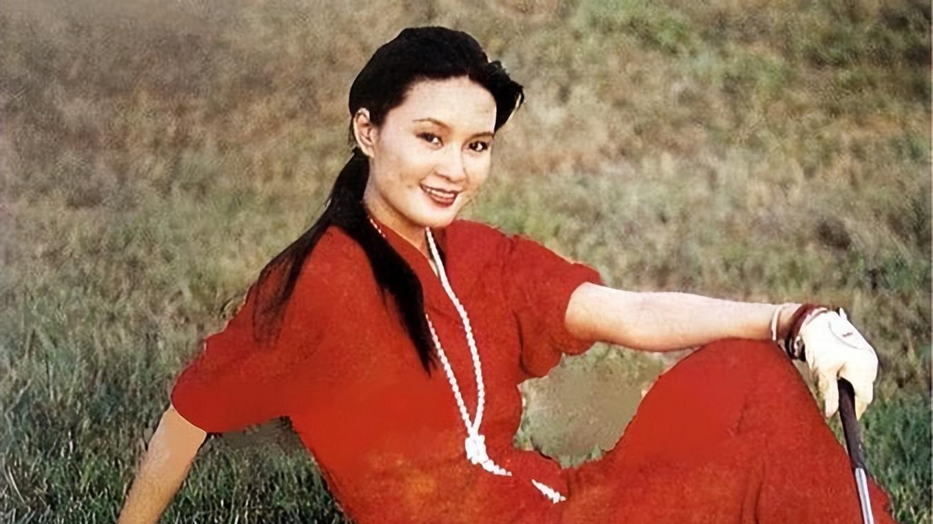 方舒：嫁小10岁屠洪刚，却惨遭抛弃，如今她怎么样了？