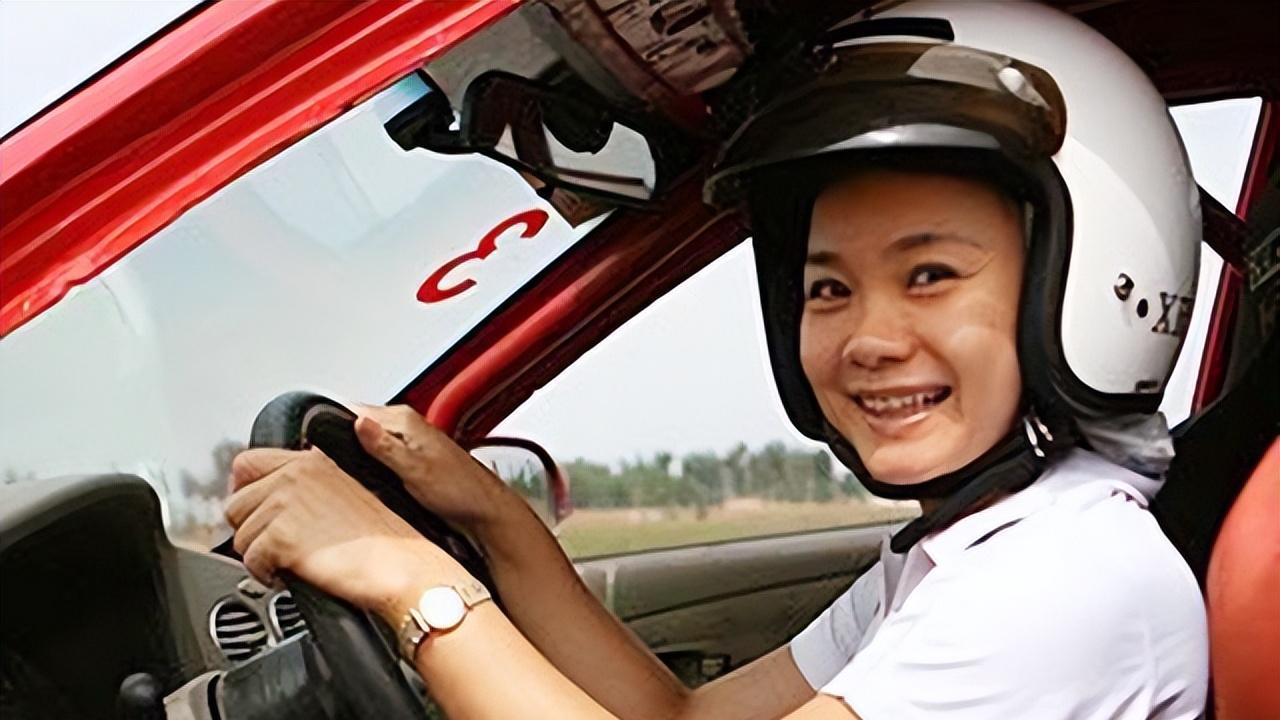 莫慧兰：巅峰之际选择退役，嫁身家雄厚的车队经理，如今怎样了