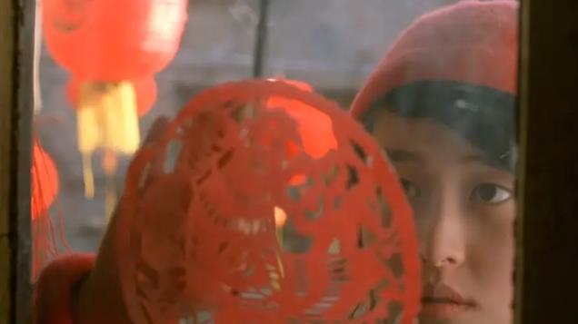 《我们俩》：懵懂女大学生遇抠门房东老太，老少冤家碰撞亲情火花