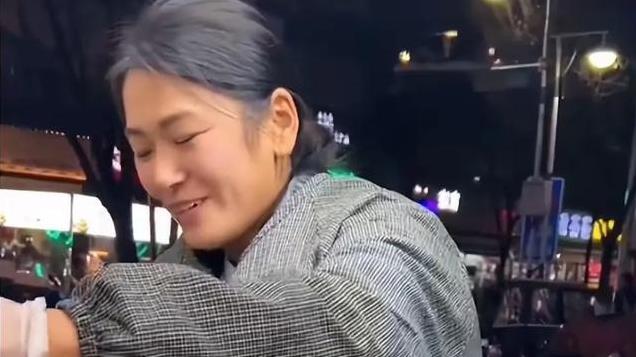 山东美女老板娘被抛弃，用绳拴儿子摆地摊，陌生人蹭饭后捐款2万