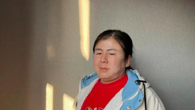 34岁雌雄同体的女性，具备男女两性器官，她该如何生存下去？